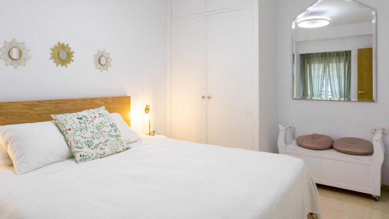 Apartment Caleta Beach Малага Екстериор снимка