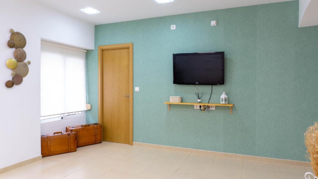 Apartment Caleta Beach Малага Екстериор снимка